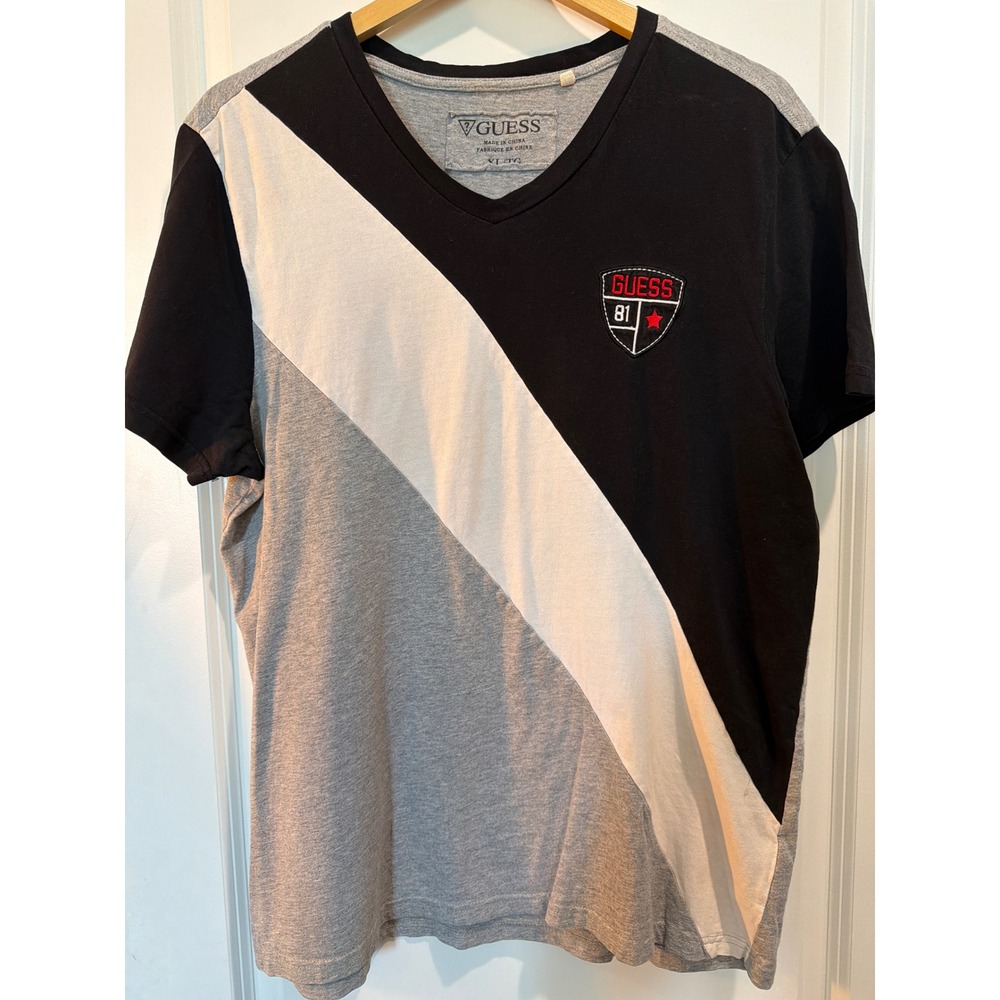 Guess Mens V-Neck Colorblock T-Shirt Black Grey White Shield Patch Size XL